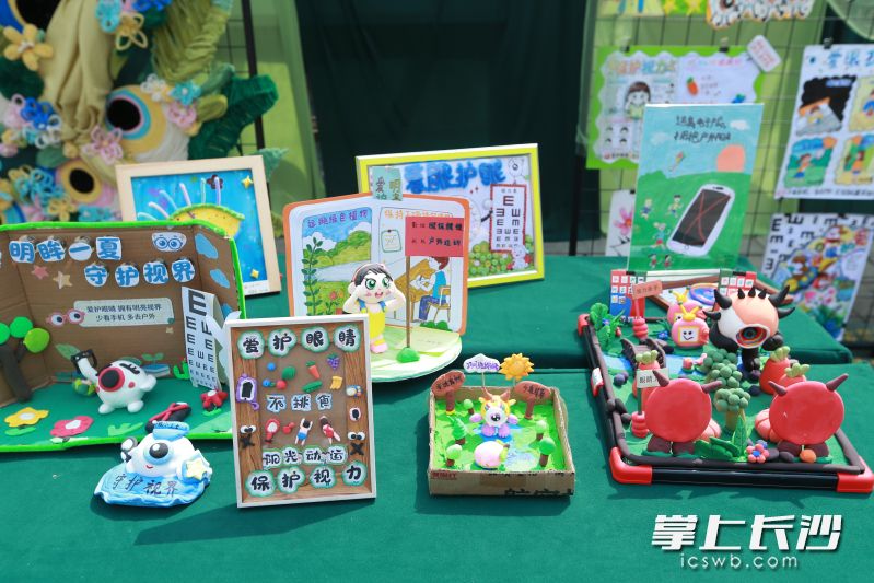 手工创作区展示了一批彩泥制作的护眼主题手工作品。