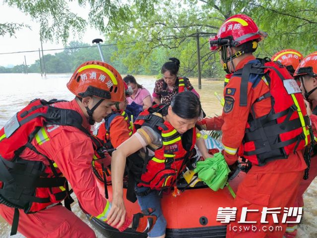 调派应急救援力量安全转移被困群众。 长沙晚报通讯员 桂生 供图