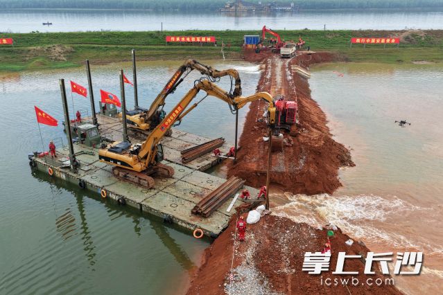堤防抢险封堵应急演练现场。长沙晚报全媒体记者 邹麟 摄