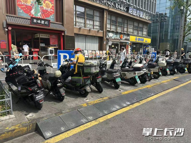 五一商圈，提供给外卖骑手的专属停车位已正式投入使用。