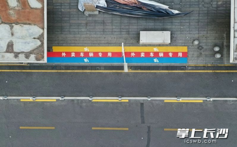 彩虹色的外卖骑手停车位。