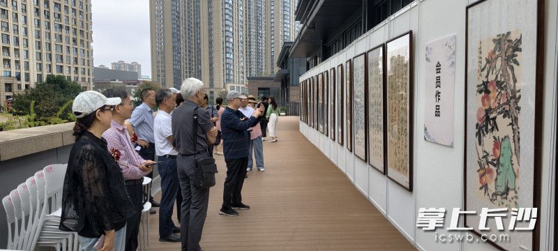 本次共展出48件书法、32幅国画精品。