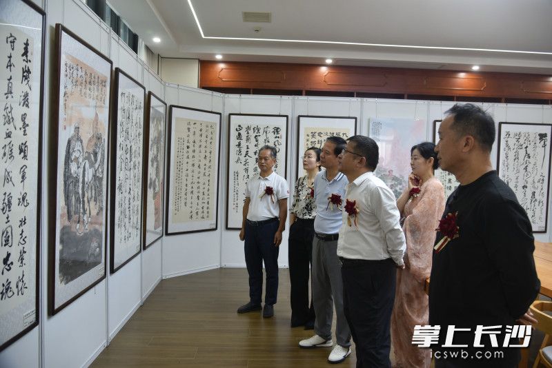 9月29日，“翰墨颂军魂 丹青绘初心”长沙市老干部文学艺术联合会会员书画作品展启幕。 通讯员供图