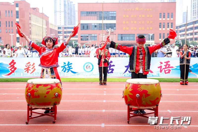 学生们展示中华多元民族文化的独特魅力。