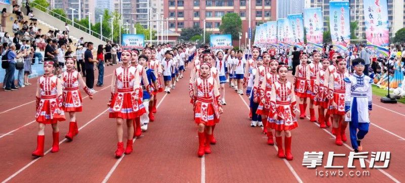 体育节开幕式，各班级组成民族特色方阵。均为长沙晚报通讯员贺智婷供图