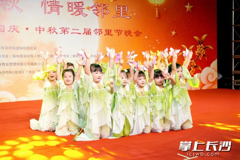 小演员们的表演收获满堂彩。