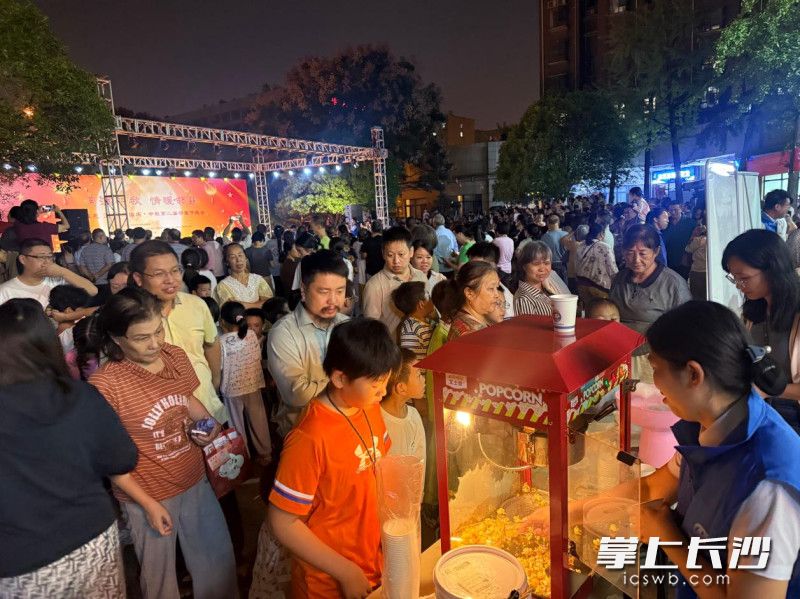 “银纽扣·邻里科普集市”吸引了众多亲子家庭。