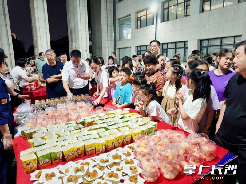 华电湘苑网格赏月品宴现场人气爆棚。
