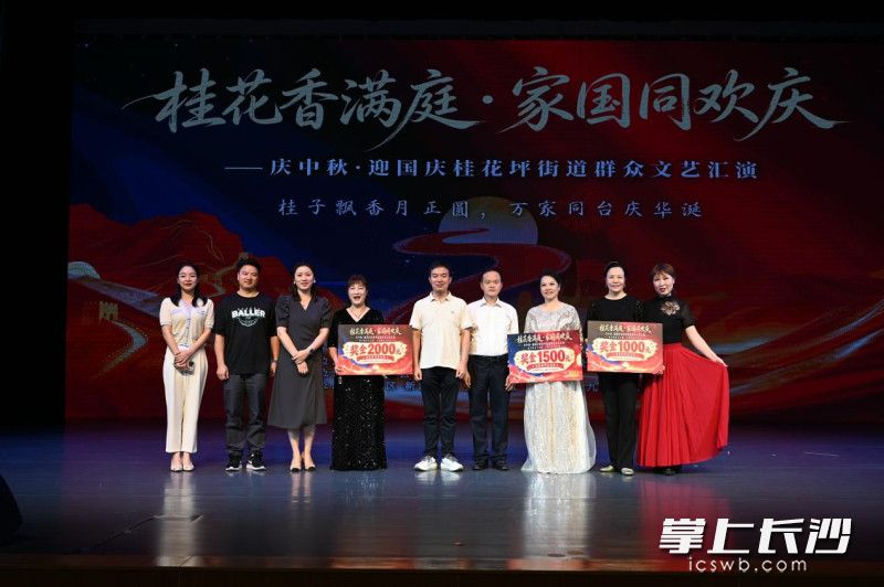 获奖队伍与现场评审合影留念。