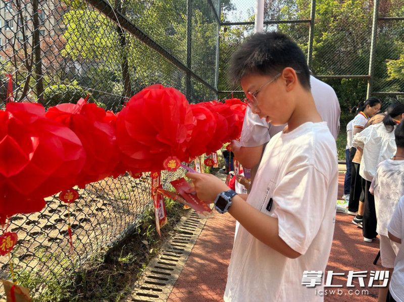 小朋友正在鑫远尚玺网格参与趣味猜灯谜环节。