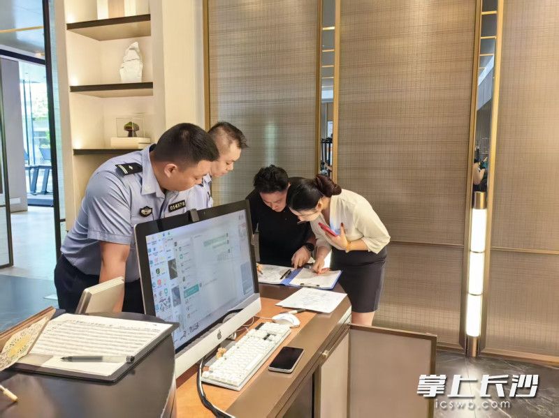 社区民警走访网格楼宇开展反诈宣传。