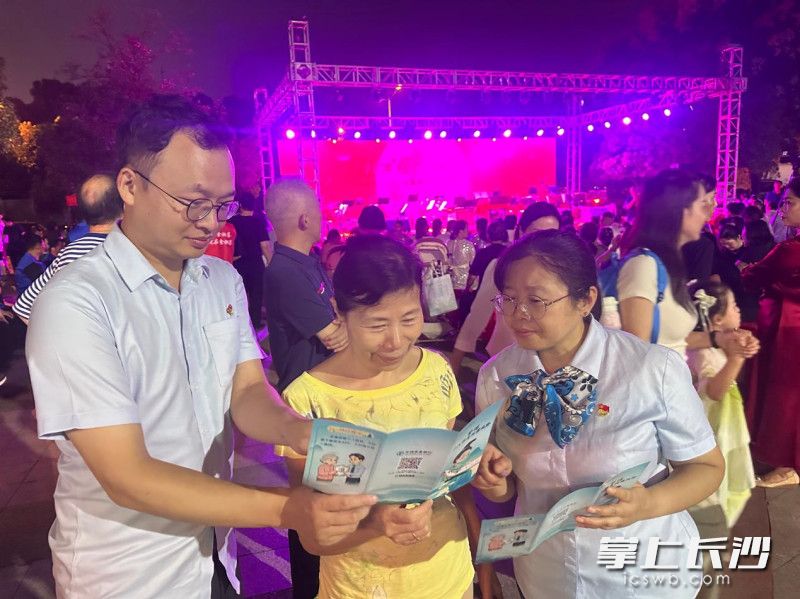 农行长沙银桂苑支行的工作人员正在开展金融知识宣传。