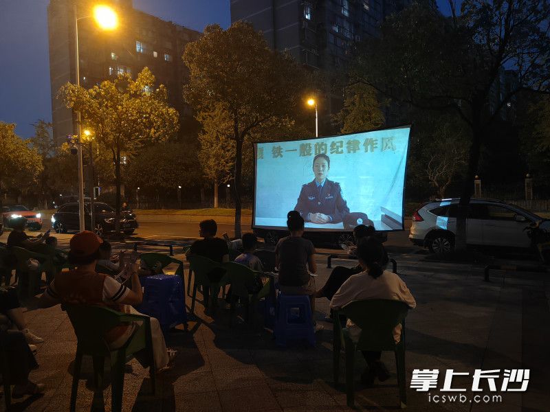 社区结合露天电影活动开展反诈宣传。