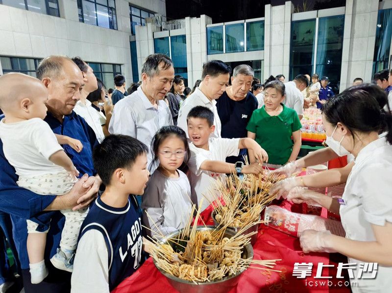 亲子家庭开心参与，以烟火温情拉近邻里距离。