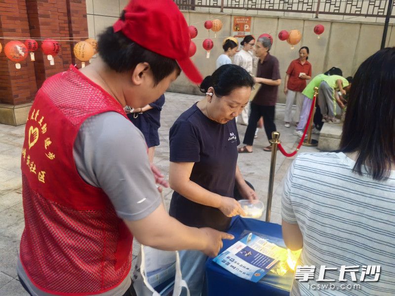 紫樾香山网格开展中秋活动，志愿者宣传反诈知识。