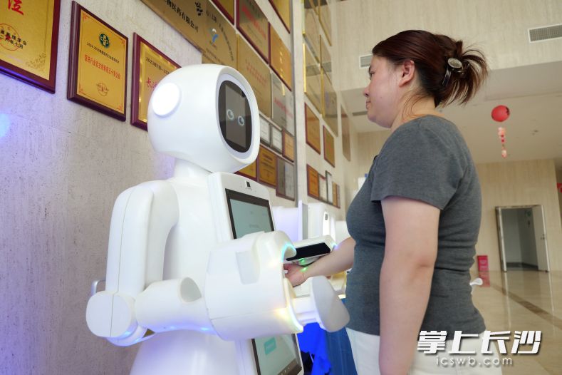 企业工作人员展示不同机器人问诊流程。