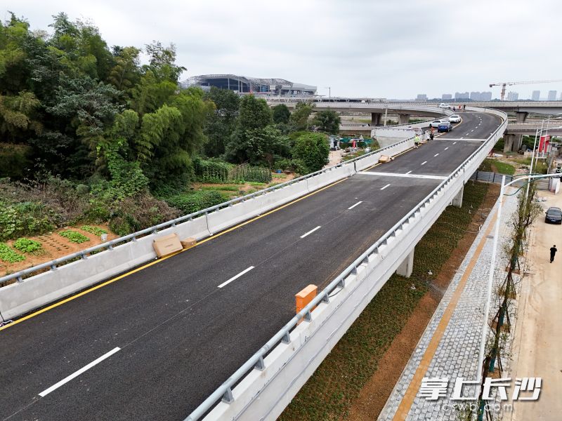 9月29日,长沙高铁西站东高架匝道配套及附属工程完成建设。 均为湘江早报全媒体记者 范龙贵 摄 9月29日,长沙高铁西站东高架匝道配套及附属工程完成建设。 均为湘江早报全媒体记者 范龙贵 摄