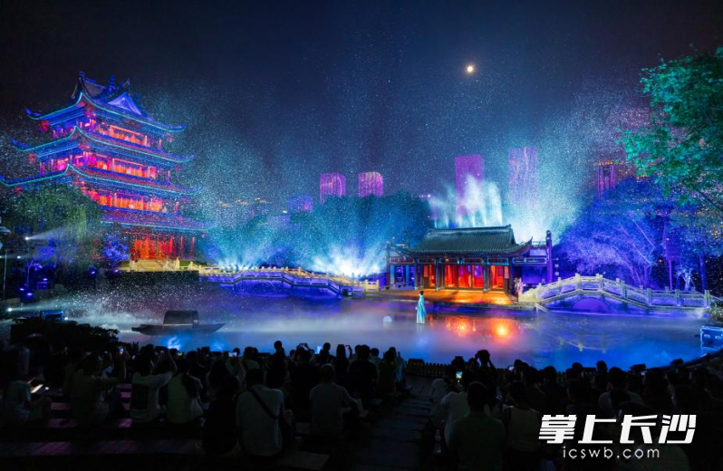 《花开橘洲·江天暮雪》以橘子洲山水为天然舞台，将北宋“潇湘八景”文化从古籍转化为沉浸式实景体验。