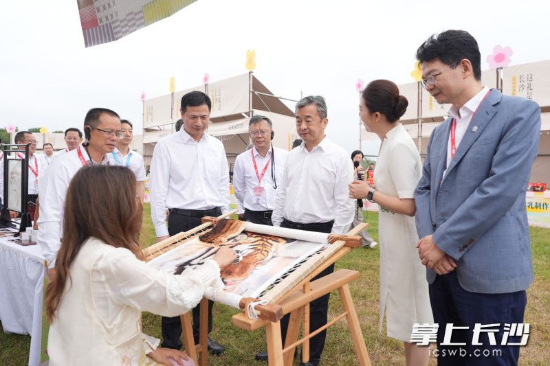 会前，与会嘉宾现场观摩长沙县重点文旅项目。 均为长沙晚报全媒体记者 郭雨滴 摄