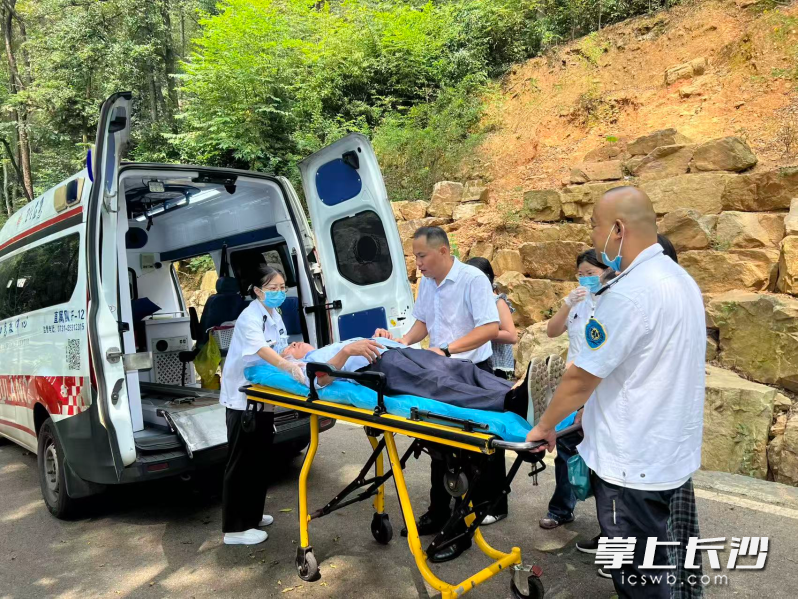 救治现场。 救治现场。