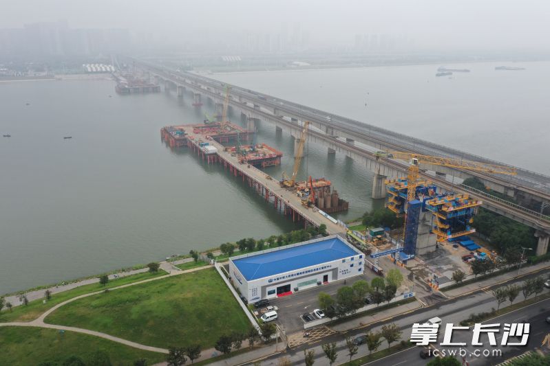 长赣高铁长沙湘江铁路特大桥建设稳步推进。