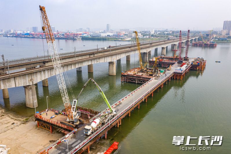 135号边墩承台浇筑现场。