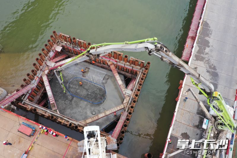 135号边墩承台浇筑现场。