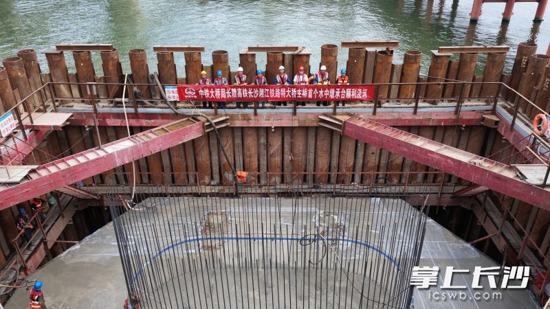 9月28日，长赣高铁长沙湘江铁路特大桥主桥首座水中墩承台顺利浇筑。 均为长沙晚报全媒体记者吴鑫矾，通讯员游智宇、杨洁芳、邹雪龙摄