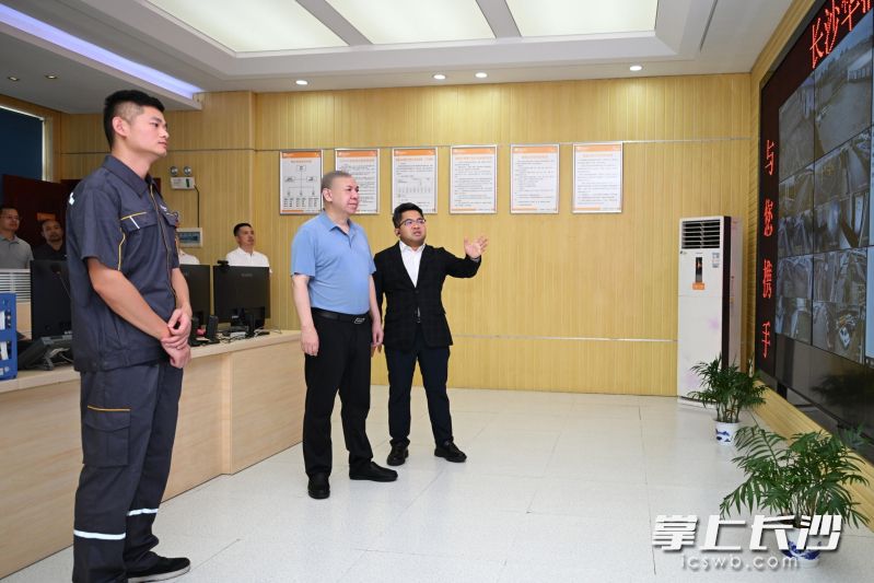 刘新良在长沙华润燃气有限公司检查督导安全生产工作。 均为长沙晚报全媒体记者盛磊摄