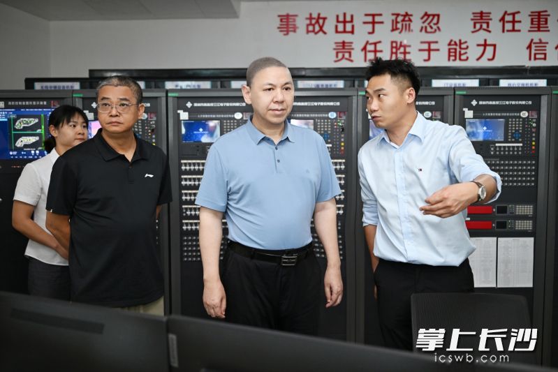 刘新良在龙湖长沙月亮岛天街检查督查安全生产工作。