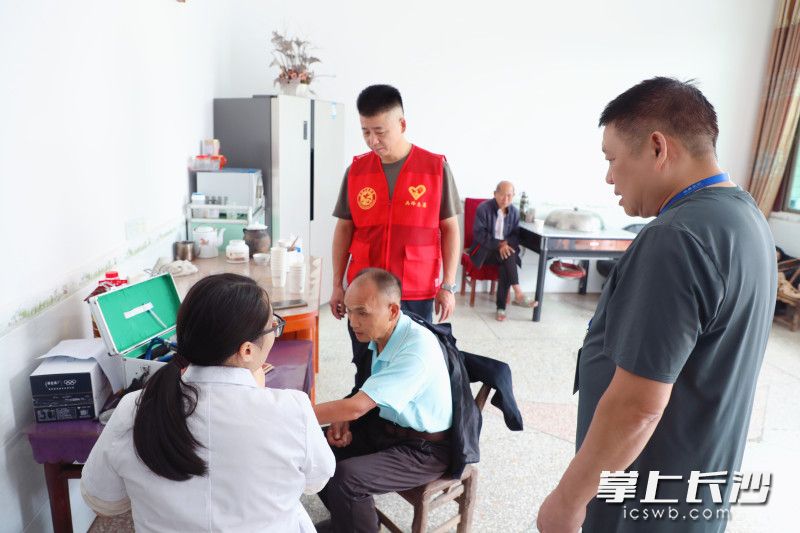医护人员为烈属提供健康义诊服务。