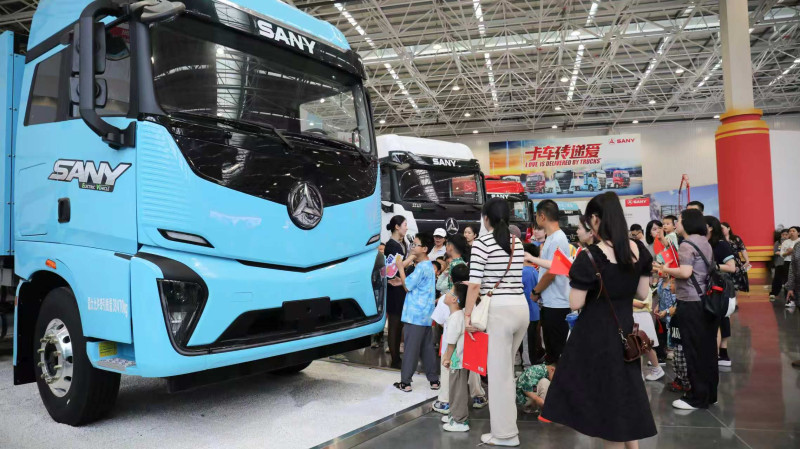 游客在三一智联重卡产业园观摩重卡智能生产线。长沙县文旅局供图