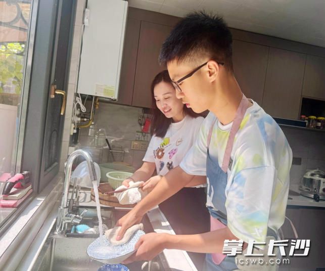 孩子和家长一起劳动。 
