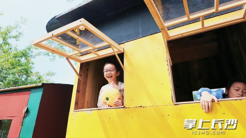 废弃火车改造成了孩子们的乐园。