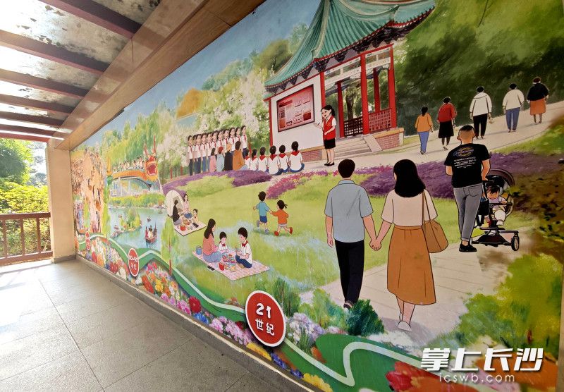 公园静候市民游客前来打卡新景、休闲赏秋。
