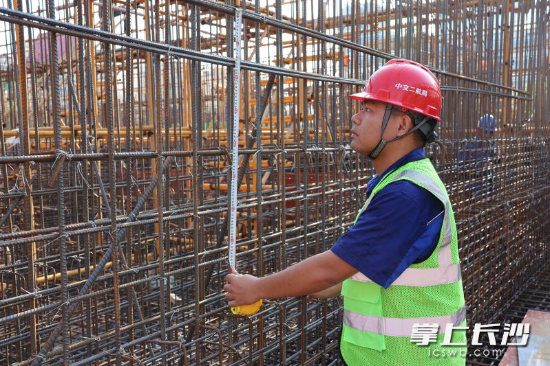 现场严把工程质量。 现场严把工程质量。