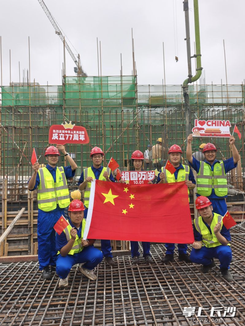 工人们在项目工地上提前为祖国庆生。均为长沙晚报通讯员 张宇 摄 工人们在项目工地上提前为祖国庆生。均为长沙晚报通讯员 张宇 摄