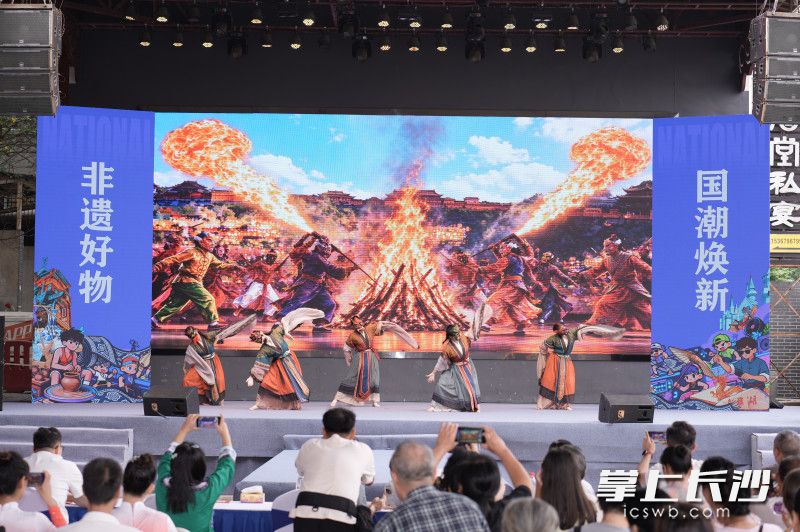 现场表演。
