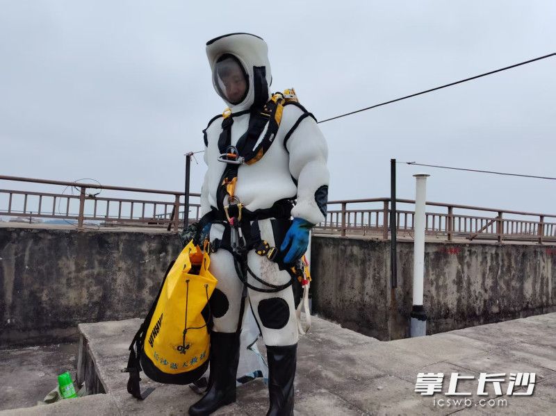 救援队队员“全副武装”准备高空为民“除害”。 均为长沙晚报通讯员 曾劲玉 供图