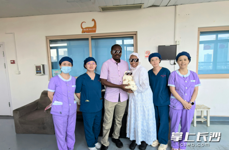 历经25天的全力以赴与悉心守护，早产宝宝体重稳步增长至1.87千克并顺利出院。