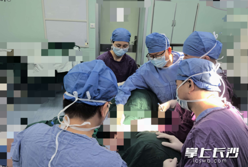 泌尿外科医护团队为患者进行手术。通讯员供图