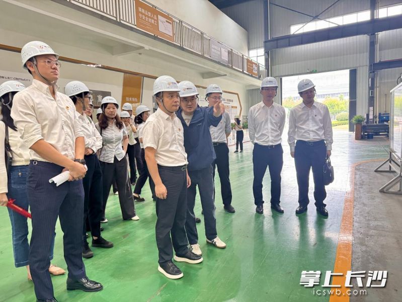 党员代表及企业骨干走访湖南创远高新机械有限责任公司车间。长沙晚报通讯员 刘宇南摄