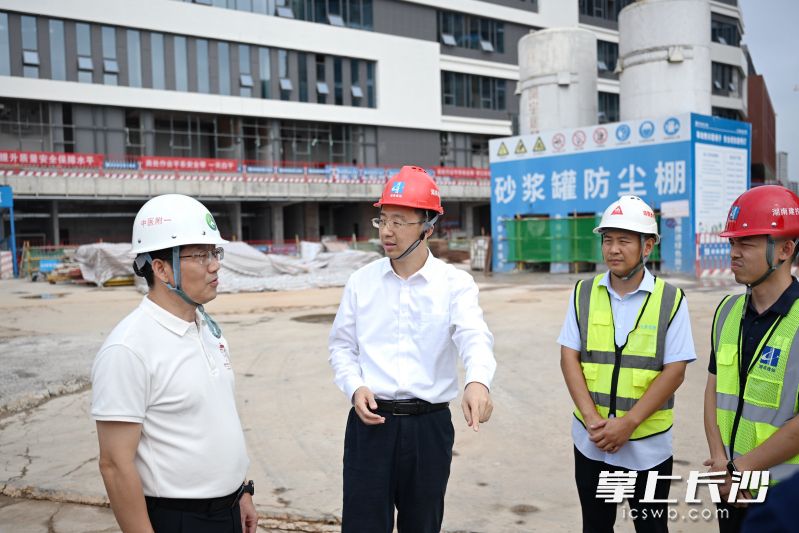 在湖南中医药大学第一附属医院岳麓院区(一期)项目督导检查危大工程现场管控、应急处置等情况。 在湖南中医药大学第一附属医院岳麓院区(一期)项目督导检查危大工程现场管控、应急处置等情况。