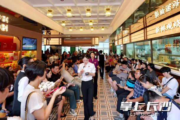 广州老字号茶楼点都德湖南首店等待区座无虚席。