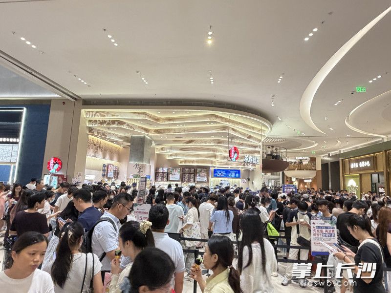 9月30日，新中式茶饮品牌茶颜悦色广州首店，在荔湾区白鹅潭万象城开门迎客。长沙晚报通讯员 朱琳供图