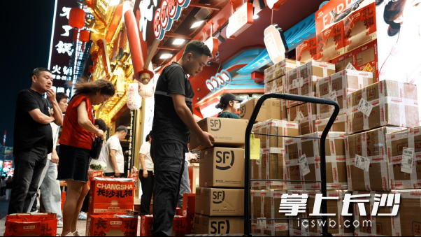 特产店驻点收寄伴手礼。长沙晚报通讯员 杨倩 供图