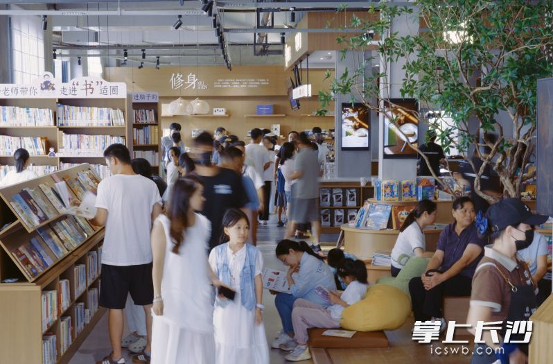 日前开业的初恋书店实现红色文化与新潮文旅业态深度融合。 日前开业的初恋书店实现红色文化与新潮文旅业态深度融合。