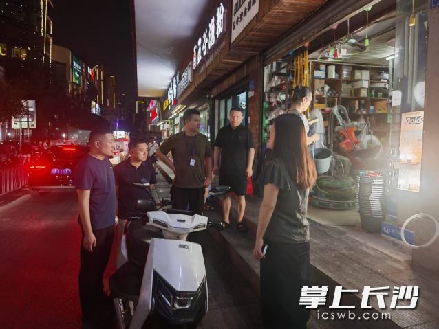 工作人员在夜巡。  长沙晚报通讯员 袁倩莹 供图
