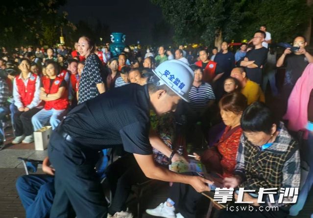 送戏活动间隙“安全宣传屋场会”火热开展。均为长沙晚报通讯员 王晴供图