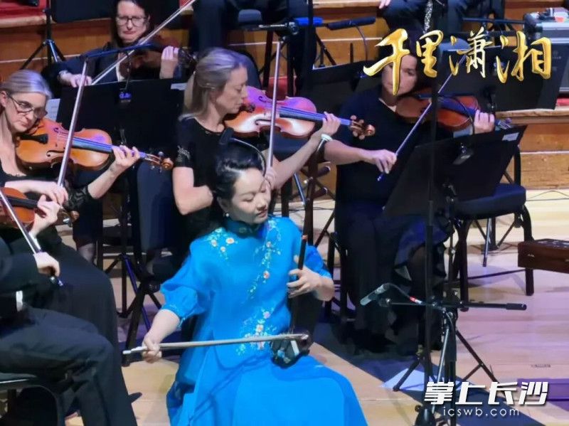 湖南艺术家与外国艺术家联袂登台演绎。